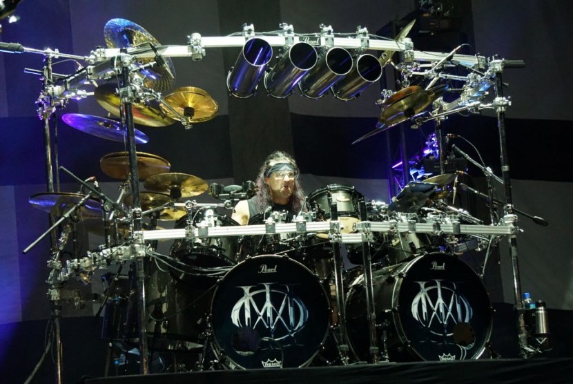 Dream Theater saat tampil dalam Jogjarockarta International Rock Music Festival di Stadion Kridosono, Jum'at (29/9) malam.