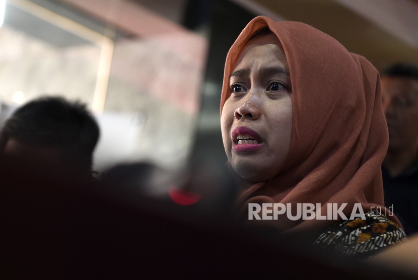 Drg. Romi Syofpa Ismael menangis saat memberikan keterangan pers sebelum menemui Menteri Dalam Negeri (Mendagri) Tjahjo Kumolo di Jakarta, Rabu (31/7/2019). 