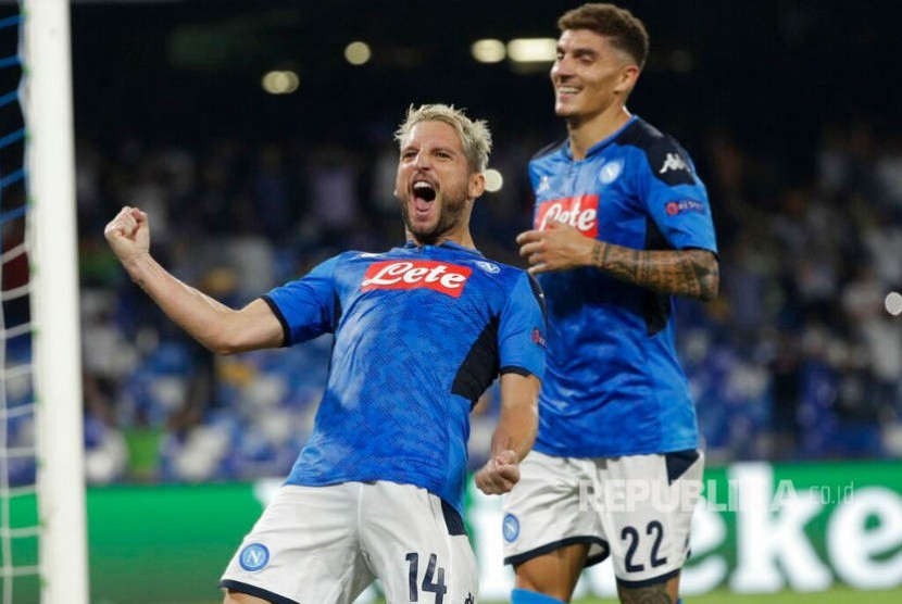 Dries Mertens merayakan gol pembuka timnya pada laga Grup E Liga Champions antara Napoli dan Liverpool, at the Stadion San Paolo, Napoli, Itali, (17/9)