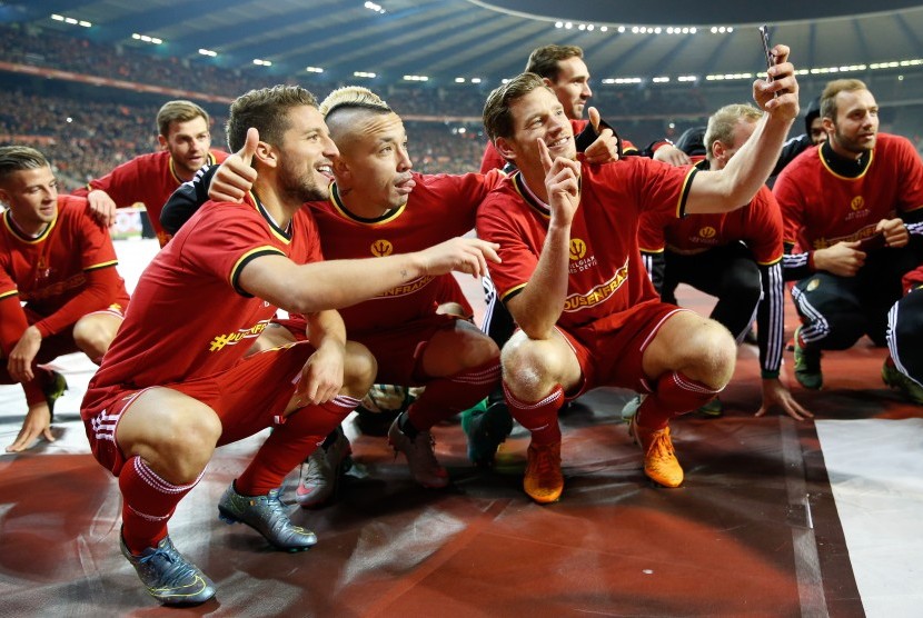 Dries Mertens, Radja Nainggolan dan Jan Vertonghen melakukan selfie setelah membela Belgia pada laga kulaifikasi Piala Eropa 2016 melawan Israel di King Baudouin stadium, Brussels, Belgia, 13 October 2015.