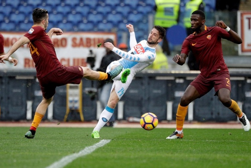 Dries Mertens (tengah)