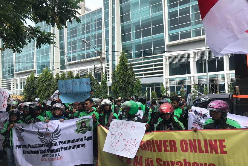 Driver ojek online melakukan aksi demo di depan kantor Grab Surabaya.