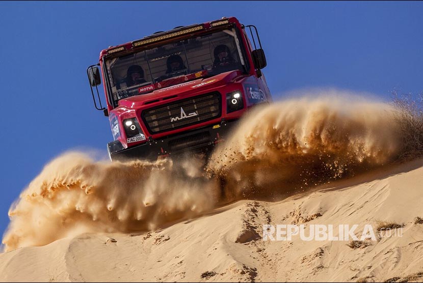 Driver Siarhei Viazovich,  co-drivers Anton Zaparoshchanka, dan Pavel Haranin memacu truk MAZ mereka pada etape kelima Rally Dakar 2020 dengan rute Al Ula dan Al Hai di Saudi Arabia, Kamis (9/1).