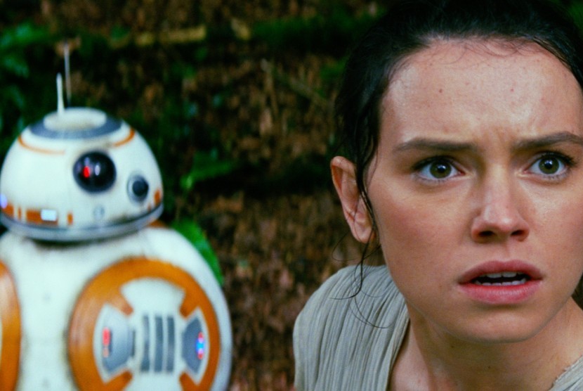 Droid BB-8 bersama tokoh Rey yang diperankan Daisy Ridley dalam salah satu adegan Star Wars: The Force Awakens.