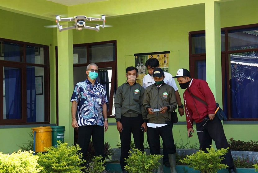 Drone digunakan sebagai salah satu alat bantu BPP Kostratani.  Hingga Kamis petang (27/8) sekitar 3.531 Balai Penyuluhan Pertanian (BPP) di 31 provinsi telah terhubung (online) dengan pusat data pertanian, Agriculture War Room (AWR) di Jakarta, kantor pusat Kementerian Pertanian RI.