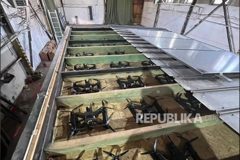 Drone FPV yang digunakan Ukraina dalam Operasi Jaring Laba-Laba untuk menyerang empat lanud di Rusia, yang menghancurkan pesawat pembom A-50, Tu-95, dan Tu-22M3.