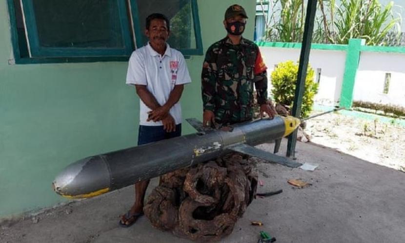 'Drone' Kapal Selam China Seawing yang dicurigai ditemukan oleh seorang nelayan Selayaran dan kemudian diserahkan kepada petugas keamanan di angkatan laut Indonesia.