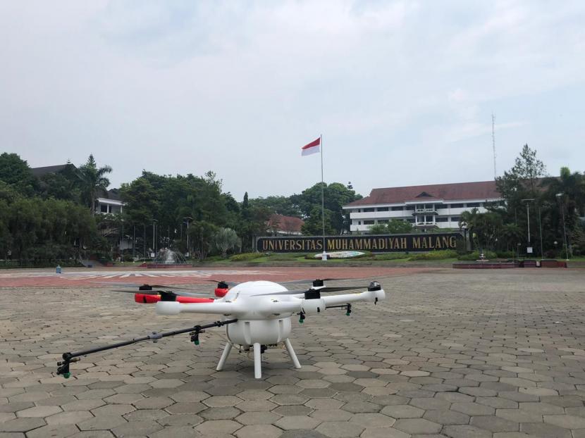 Drone Motodoro SRI dikerahkan Universitas Muhammadiyah Malang untuk membantu menyemprotkan disinfektan.