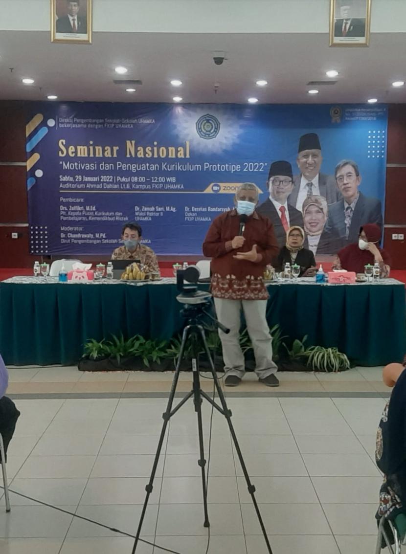 Drs  Zulfikri Anas Med  (Plt  kepala Pusat Kurikulum dan Pembelajaran, Kemendikbud) menyampaikan materi pada Seminar Nasional  Motivasi dan Penguatan Kurikulum Prototipe 2022  yang digelar di Uhamka Jakarta, Sabtu (29/1).