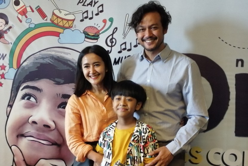 Aktor Dwi Sasono turut ambil peran dalam film keluarga 'Buku Harianku' (Foto: Dwi Sasono bersama istri dan anak)