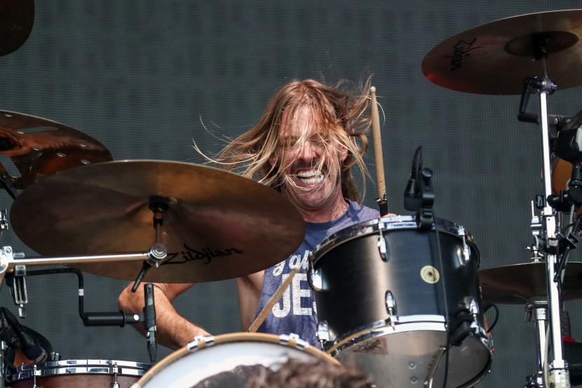 Drummer Foo Fighters Taylor Hawkins saat tampil di Pilgrimage Music and Cultural Festival di The Park, Harlinsdale, Franklin, Tennessee, AS Ahad (22 September 2019). Hawkins meninggal dunia setelah overdosis di Kolombia pada Jumat (25/3/2022).