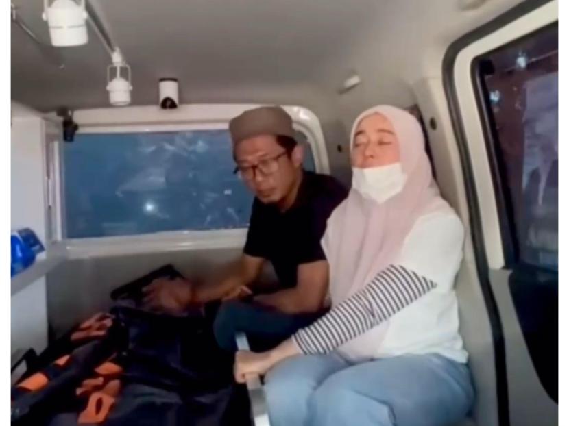 Drummer Matta Band Yadi Bachman alias Wox bersama sang istri Joyce Hermawan di dalam ambulans mendampingi jasad putra mereka, Kaisar Akira Ayman. Jasad Kaisar ditemukan setelah tenggelam di Pantai Kelingking, Nusa Penida, Bali, Rabu (30/10/2024).