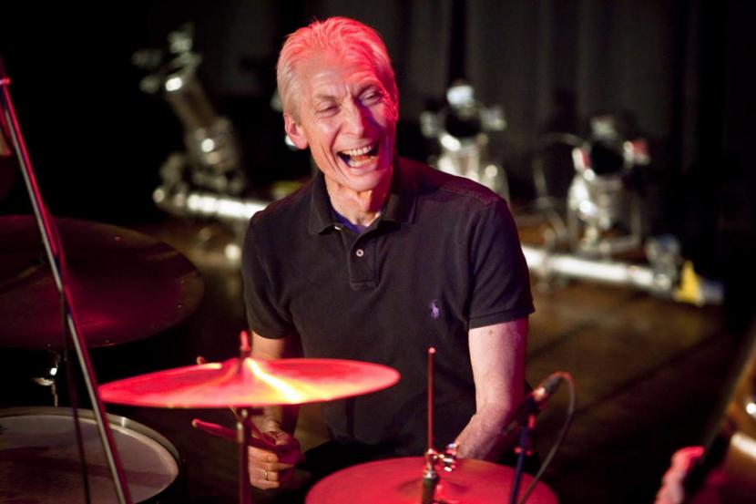 Drummer Rolling Stones Charlie Watts meninggal dunia di rumah sakit London, Inggris, Selasa.