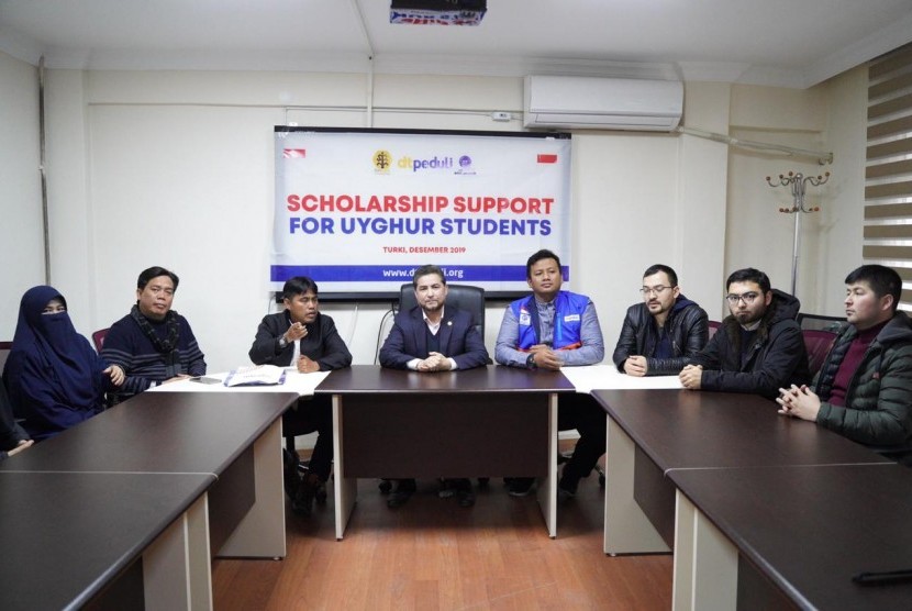 DT Peduli dan Yayasan SimVakfi (sebuah yayasan yang didirikan para ulama Uighur di Turki) menyalurkan beasiswa pendidikan untuk para pelajar dan mahasiwa Uighur yang menempuh pendidikan di Turki. 