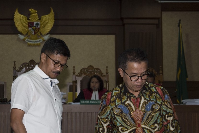 Dua adik Mantan Mendagri Gamawan Fauzi, Azmin Aulia (kanan) dan Afdal Noverman (kiri) menjadi saksi dalam sidang lanjutan kasus korupsi proyek pengadaan Kartu Tanda Penduduk berbasis elektronik (e-KTP) dengan Terdakwa Mantan Dirjen Dukcapil Kemendagri Irman di Pengadilan Tipikor, Jakarta, Kamis (18/5). 