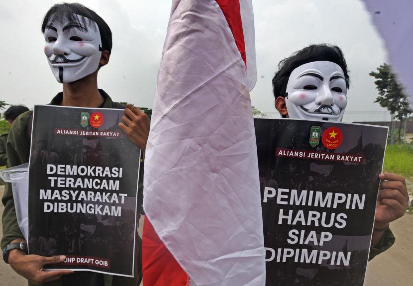 Dua aktivis mahasiswa mengecam ketertutupan pemerintah dan DPR saat melakukan pembahasan draft rancangan Kitab Undang-undang Hukum Pidana (RKUHP).
