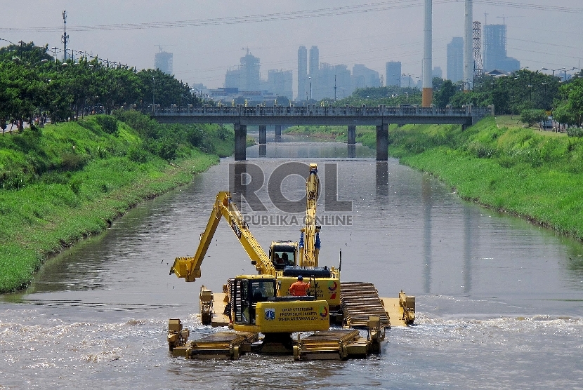 Dua alat berat dikerahkan untuk melakukan pengerukan di aliran Banjir Kanal Timur, kawasan Duren Sawit, Jakarta Timur, Kamis (29/1).(Republika/Edwin Dwi Putranto)