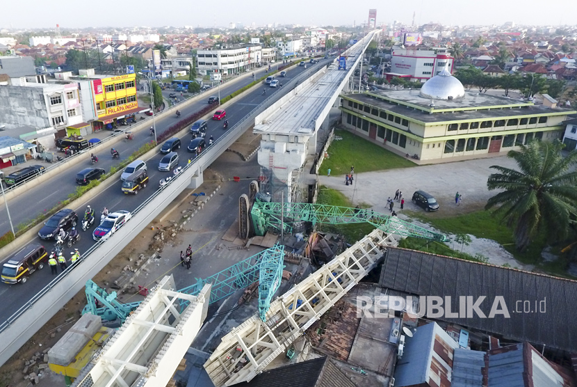 Dua alat berat yang mengangkut girder (steel box) pembangunan Light Rail Transit (LRT) terjatuh menimpa rumah di zona 5 pembangunan LRT Palembang, Sumatera Selatan, Selasa (1/8).