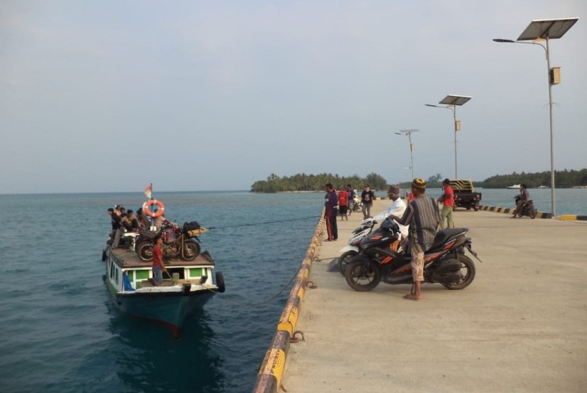 Dua alat pendeteksi tsunami dipasang di Dermaga Desa Tejang Pulau Sebesi. 