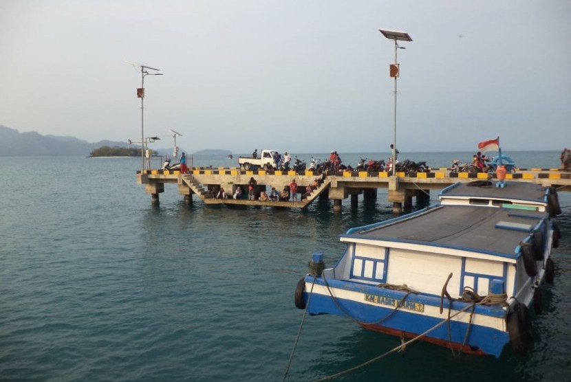 Dua alat pendeteksi tsunami dipasang di Dermaga Desa Tejang Pulau Sebesi. 