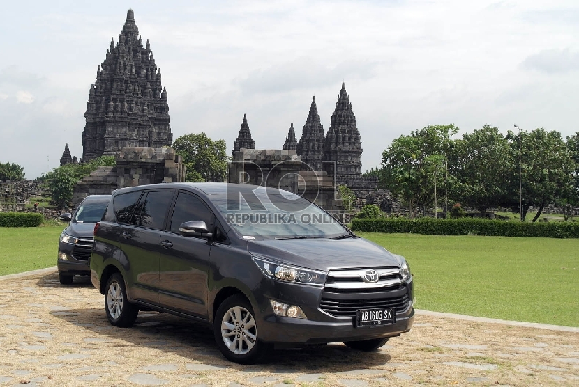 Dua All New Kijang Innova melintas di Candi Prambanan, Jawa Tengah, saat media test drive, Jum’at (18/12).