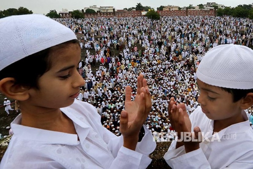 Dua anak berdoa usai shalat id di Bhopal, India.