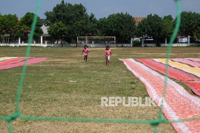 Dua anak bermain di Lapangan Sriwaru di Solo, Jawa Tengah, Rabu (22/7/2020). 