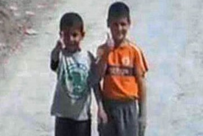 Dua anak Irak yang mengacungkan jempol setelah ditanya oleh tentara Amerika Serikat. Tampaknya anak-anak tersebut tidak memahami pertanyaan yang diajukan.