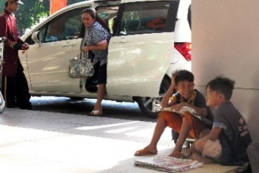 [ilustrasi] Dua anak jalanan penjual koran, duduk di emperan pintu masuk salah satu mal di Surabaya. Anak jalanan rawan jadi korban human trafficking.