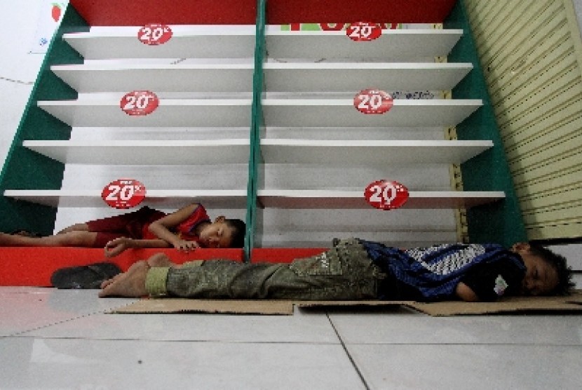  Anak jalanan tertidur di teras pertokoan (ilustrasi).