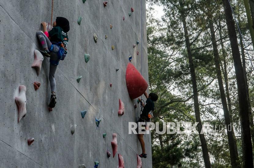 Dua anak memanjat Wall Climbing pada kegiatan Fun Climbing di Venue Cikole Climbing Park, Kabupaten Bandung Barat, Jawa Barat, Sabtu (5/6/2021). Kegiatan yang digelar oleh Federasi Panjat Tebing Indonesia (FPTI) Jawa Barat yang melibatkan pemanjat anak kategori umur 7-10, 11-13 dan 14-15 tersebut untuk melihat dan mengembangkan potensi anak dalam olahraga panjat tebing sekaligus memantau regenerasi atlet muda panjat tebing atau panjat dinding. 
