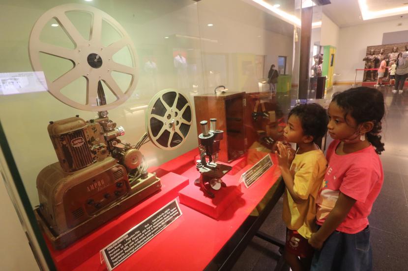 Dua anak mengamati proyektor film di Museum Benteng Vredeburg, DI Yogyakarta, Selasa (28/6/2022). Bangunan cagar budaya peninggalan Belanda tersebut menjadi salah satu destinasi wisata sejarah yang ramai dikunjungi saat musim libur panjang sekolah. 