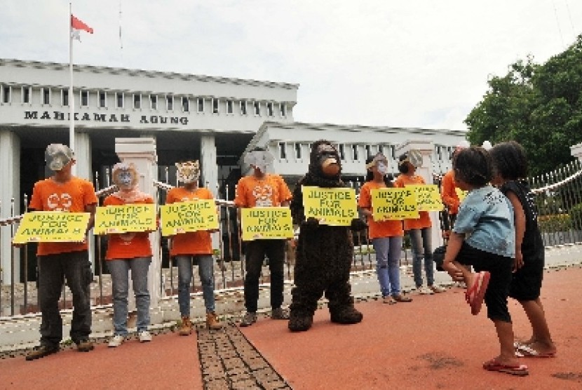  Dua anak mengamati sejumlah aktivis Centre for Orangutan Protection (COP) saat kampanye dengan menggunakan kostum dan topeng satwa liar di Jakarta.