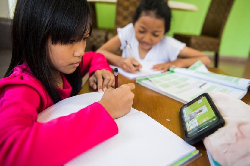 Dua anak menonton video belajar digital dari rumah di Bandung, Jawa Barat. Ketua Umum Persatuan Guru Republik Indonesia (PGRI) Prof Unifah Rosyidi menyarankan pemerintah tetap menerapkan metode pembelajaran jarak jauh pada tahun ajaran baru.