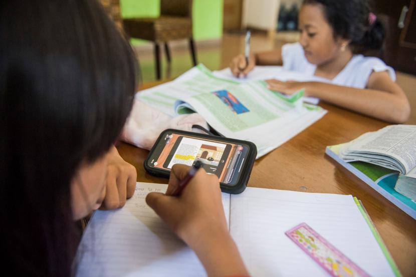 Dua anak menonton video belajar digital dari rumah di Bandung, Jawa Barat.
