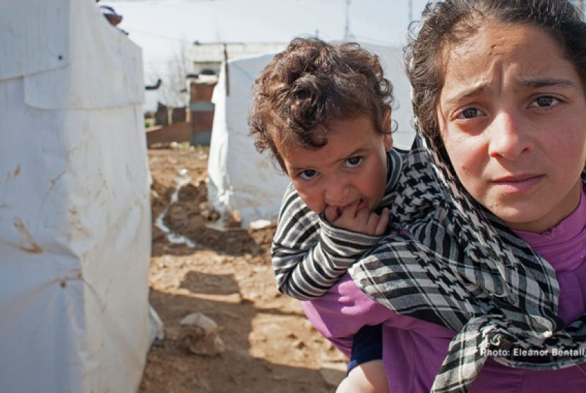 Dua anak Suriah di antara tenda-tenda pengungsian. Perang saudara telah membuat penduduk negara itu menderita. PBB: Warga Suriah Makin Sulit Gara-Gara Invasi Ukraina