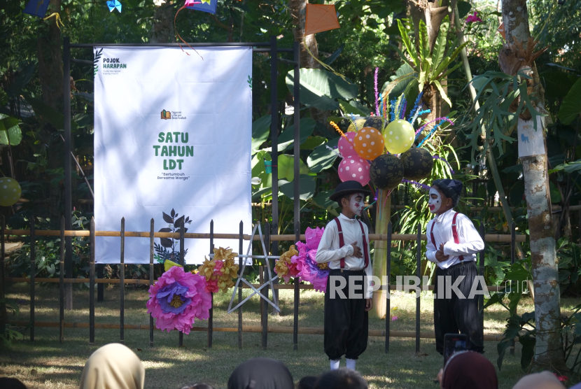 Dua anak terlihat memeragakan pantomim dalam acara Satu Tahun LDT: Bertumbuh Bersama Warga di pelataran Yayasan Literasi Desa Tumbuh di Dusun Betakan, Moyudan, Kabupaten Sleman, Ahad (20/7/2025).