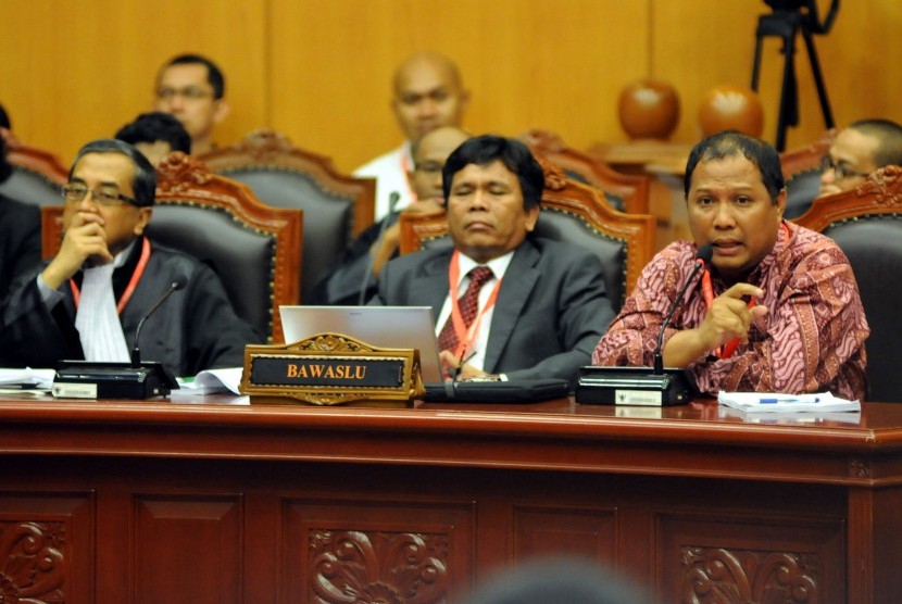 Dua anggota Bawaslu, Nasrullah (kanan) dan Nelson Simanjuntak (tengah) memberikan tanggapan atas hasil revisi gugatan yang disampaikan tim kuasa hukum pasangan Capres dan Cawapres Prabowo Subianto-Hatta Rajasa dalam sidang lanjutan Perselisihan Hasil Pemil