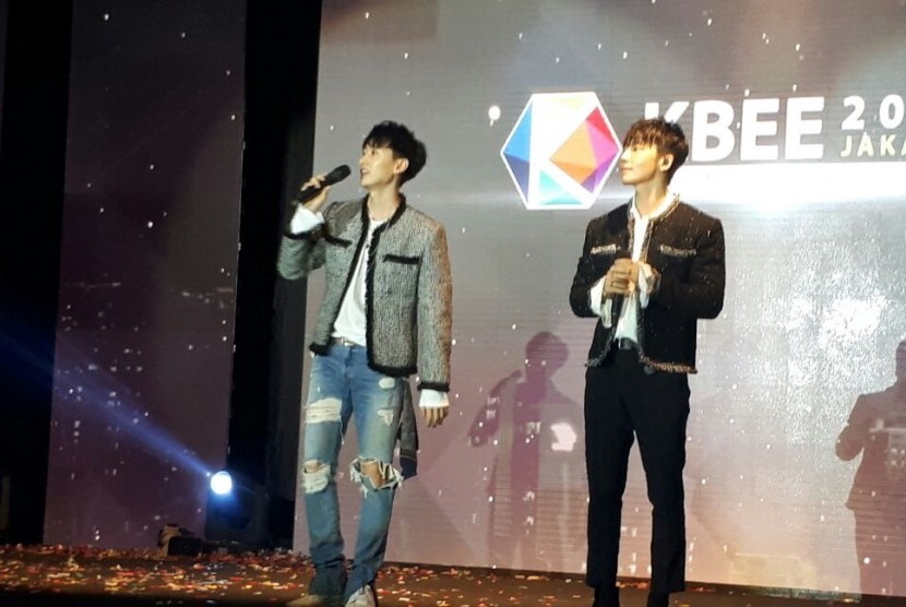 Dua anggota boyband Suju, Eunhyuk dan Donghae, ketika tampil di Korean Brand & Entertainment Expo (KBBE) Jakarta 2017 di Hall Gandaria City, Jakarta Selatan, Senin (4/9).