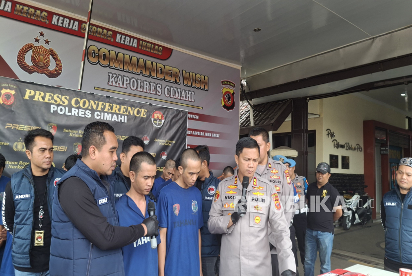 Dua Anggota, Deni dan Krisnanda Ditangkap Satuan Reserse Narkoba Polres Cimahi karena Mengedarkan Narkotika.