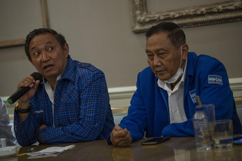 Dua anggota Forum Pendiri Partai Demokrat Hecgky Luntungan (kiri) dan Joko Suwanda (kanan) menyampaikan keterangan pers terkait perkembangan masalah internal partai mereka di Jakarta, Sabtu (27/2/2021). 