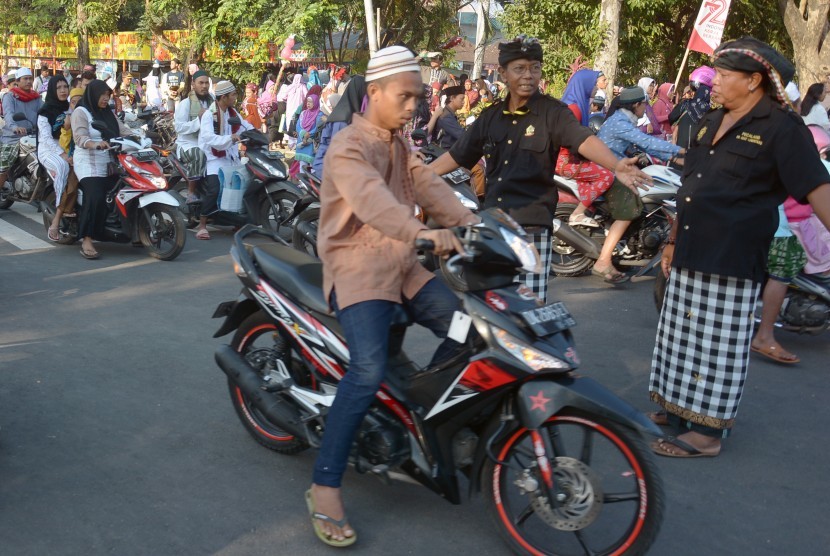 Dua anggota Pecalang atau satuan pengamanan adat Bali mengatur lalu lintas saat pelaksanaan salat Idul Adha di Bali, ini salah bentuk toleransi dan kerukunan antar umat beragama di Bali (ilustrasi)