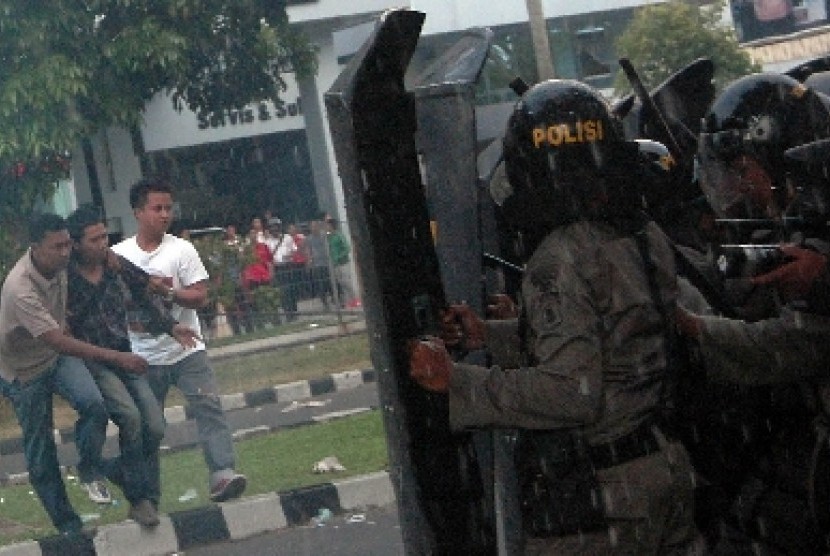 Dua anggota polisi berpakaian preman menangkap seorang mahasiswa saat berlangsungnya demonstrasi tolak Kenaikan harga BBM (ilustrasi).