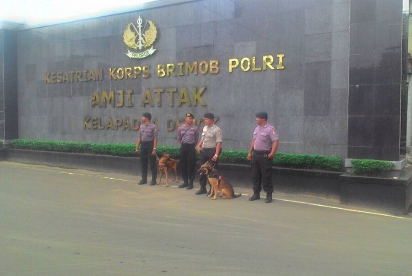 Dua anjing pelacak jenis malinois disiagakan untuk pengamanan di sekitar kawasan Mako Brimob, Kelapa Dua, Depok, tempat terdakwa Basuki Tjahaja Purnama (Ahok) ditahan, Rabu (10/5). 