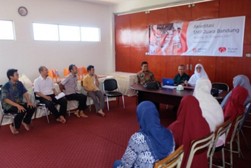 Dua asesor mengunjungi SMP Juara Bandung untuk melakukan akreditasi.