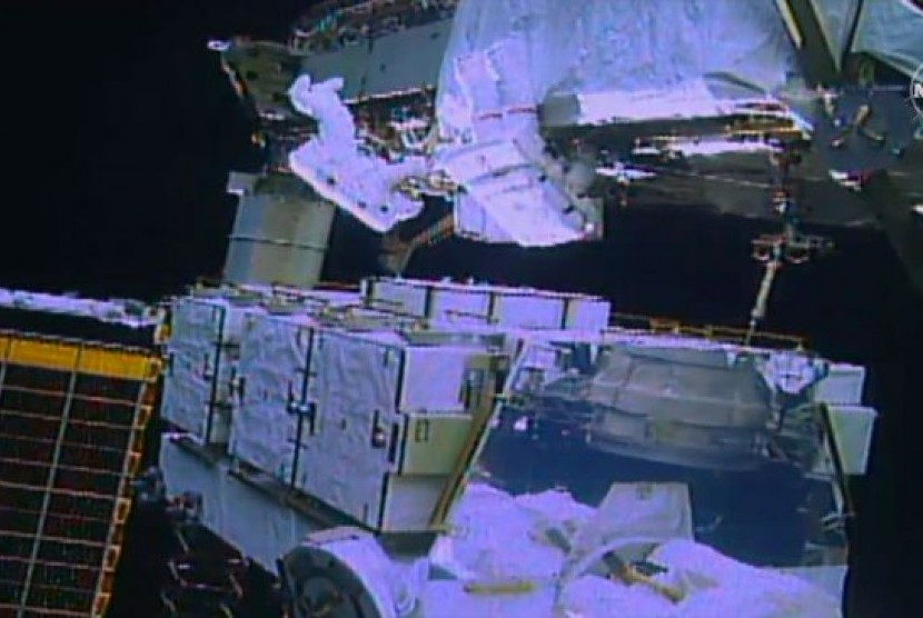 Dua astronaut AS mengganti baterai di ISS melalui spacewalk pekan lalu.