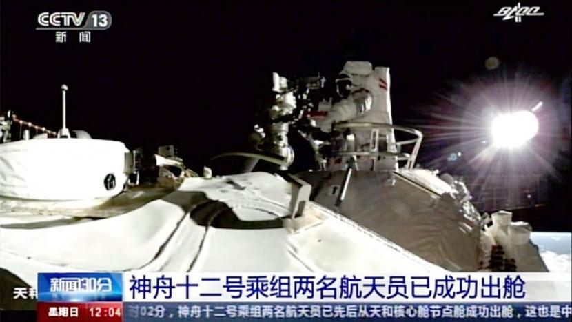 Dua astronot China pada hari Ahad (4/7) melakukan perjalanan ruang angkasa pertama di luar stasiun orbital baru.