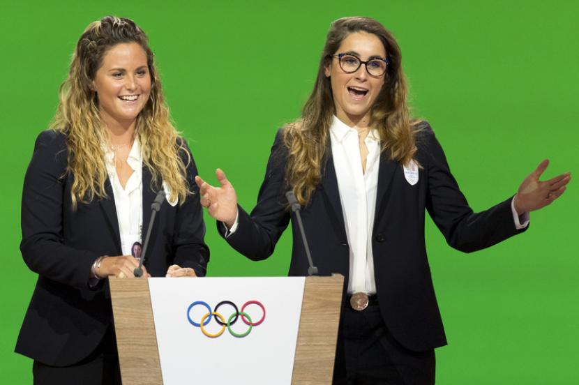Dua atlet Italia, Michela Moioli (kiri) dan Sofia Goggia dalam presentasi Milan-Cortina sebagai kandidat tuan ruamh Olimpiade Musim Dingin 2026. Moioli adalah seorang atlet snowboard sementara Goggia pemain ski es. Keduanya meraih emas Olimpiade Musim Dingin Pyeongchang 2018.