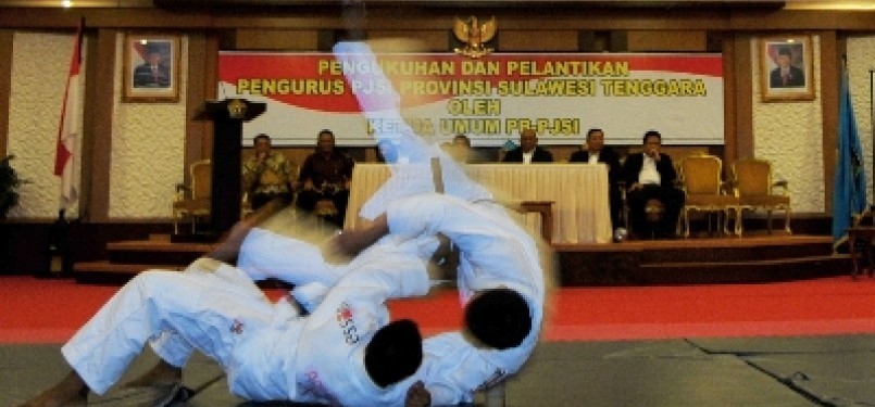 Dua atlet judo beratraksi saat pengukuhan dan pelantikan pengurus Persatuan Judo Seluruh Indonesia (PJSI) di Rujab Gubernur Sultra, Kendari.