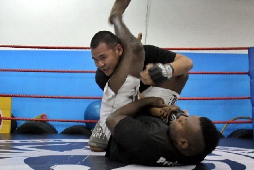 Dua atlet melakukan latih tanding olahraga Muay Thai.